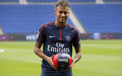 冠竞体育独家-亚马尔这跑动覆盖全场